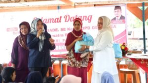 Andre Rosiade Salurkan 500 Paket Sembako untuk Warga Gates Padang Jelang Ramadan