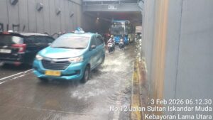 Underpass Simprug Kebayoran Terendam Banjir, Lalu Lintas Tersendat 25 Cm