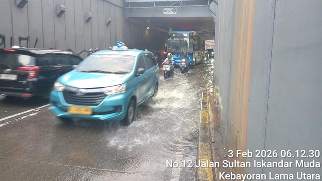 Underpass Simprug Kebayoran Terendam Banjir, Lalu Lintas Tersendat 25 Cm