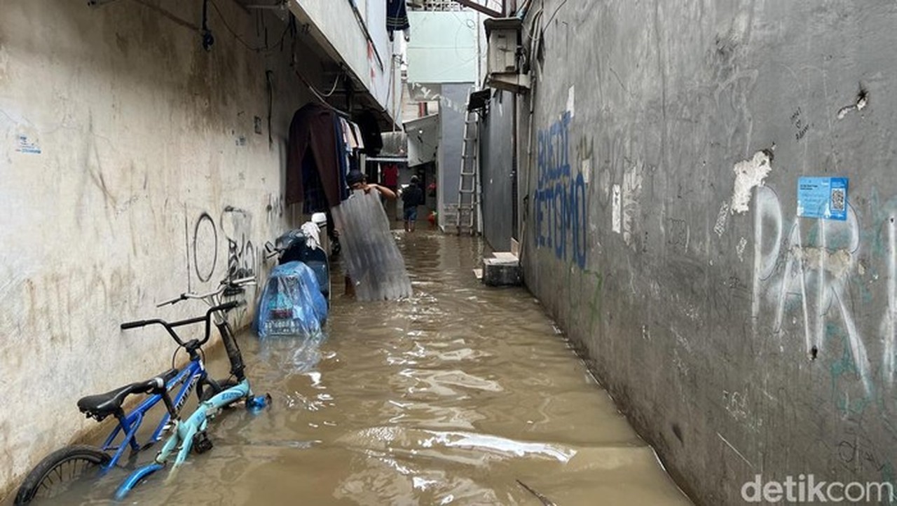 Kali Angke Meluap, Rawa Buaya Jakarta Barat Terendam Banjir Setinggi 70 Cm