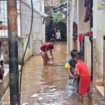 Banjir Cipulir Lumpuhkan Aktivitas Warga, Sahur Terlewat Demi Selamatkan Barang Berharga