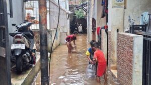 Banjir Cipulir Lumpuhkan Aktivitas Warga, Sahur Terlewat Demi Selamatkan Barang Berharga