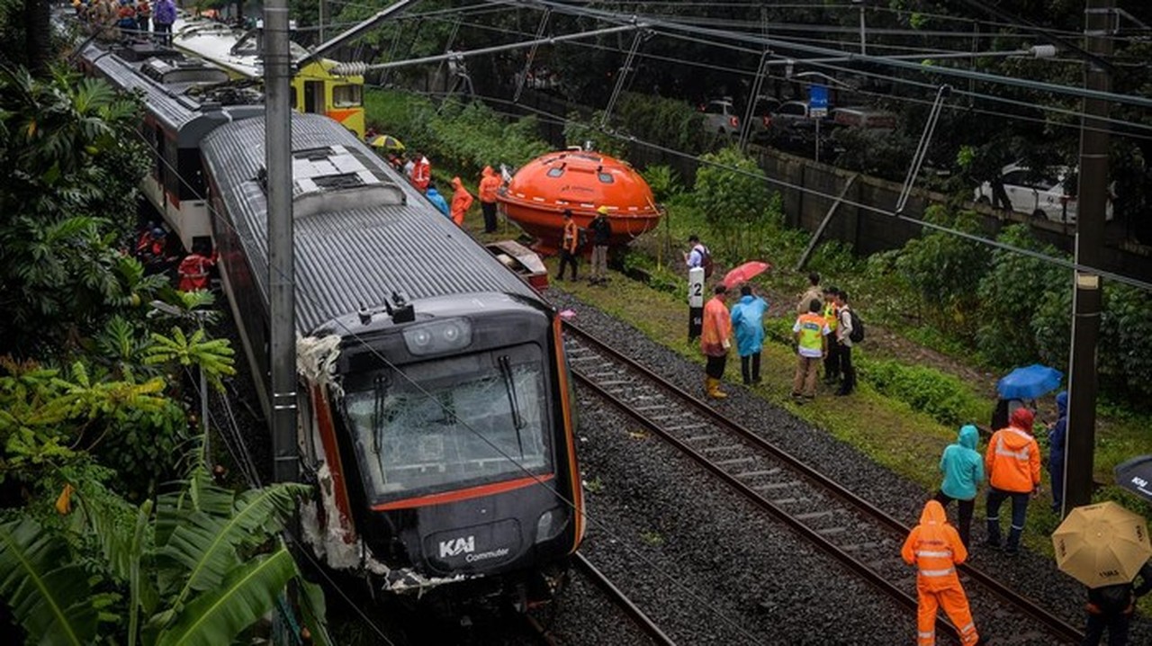 KA Bandara Soetta Tertemper Truk di Poris, Jalur Kembali Normal Setelah Evakuasi KA Bandara Soetta Tertemper Truk di Poris, Jalur Kembali Normal Setelah Evakuasi