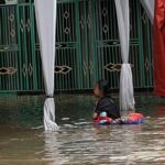 Banjir Rawa Buaya Jadi ‘Wahana’ Anak-anak Bermain Air di Jakarta Barat