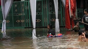 Banjir Rawa Buaya Jadi ‘Wahana’ Anak-anak Bermain Air di Jakarta Barat