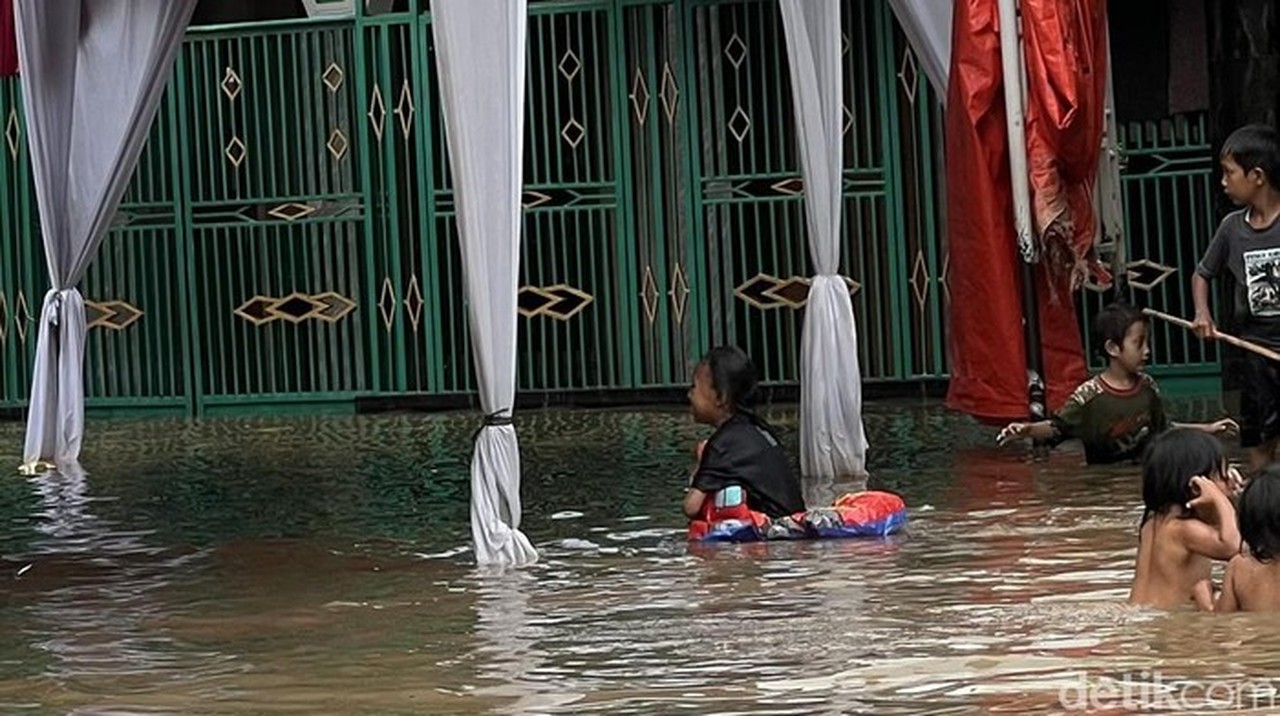Banjir Rawa Buaya Jadi ‘Wahana’ Anak-anak Bermain Air di Jakarta Barat