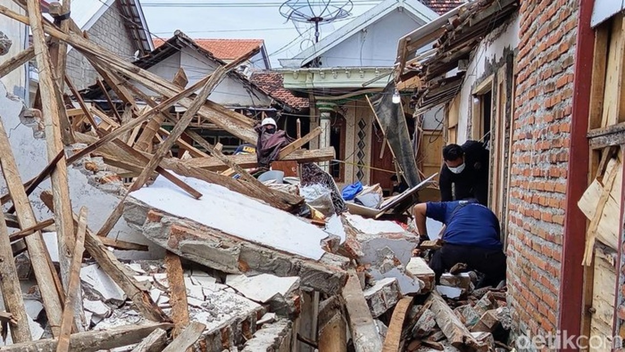 Ledakan Petasan di Situbondo: Lubang 52 Cm Ditemukan, 1 Tewas dan 12 Rumah Hancur