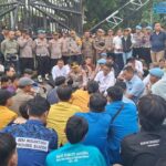 Setahun Memimpin Banten, Gubernur Andra Soni Dengarkan Aspirasi Mahasiswa di Depan Kantornya