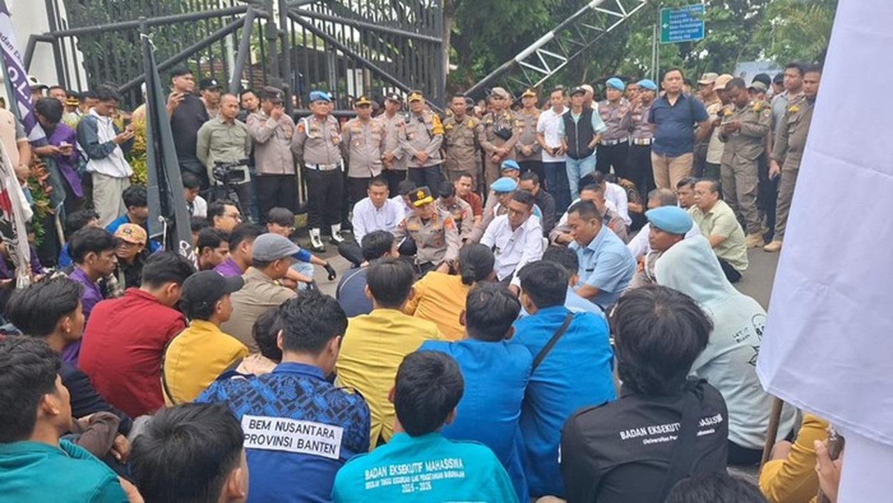 Setahun Memimpin Banten, Gubernur Andra Soni Dengarkan Aspirasi Mahasiswa di Depan Kantornya Setahun Memimpin Banten, Gubernur Andra Soni Dengarkan Aspirasi Mahasiswa di Depan Kantornya