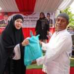 Andre Rosiade Bagikan 1.000 Sembako di Padang, Solusi Banjir Rawang Menanti