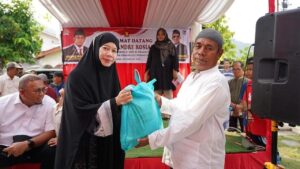 Andre Rosiade Bagikan 1.000 Sembako di Padang, Solusi Banjir Rawang Menanti