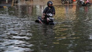 Banjir Jakarta Jumat Malam: 127 RT dan 6 Jalan Masih Tergenang, Ketinggian Air Capai 150 cm
