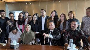 Tangis Ibunda Fandi di Hadapan Hotman Paris: Anak Saya Tak Tahu Isi Sabu 2 Ton!