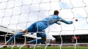 Tendangan Penalti Konyol: Eksekutor Rochdale Berujung Tendangan Bebas untuk Lawan