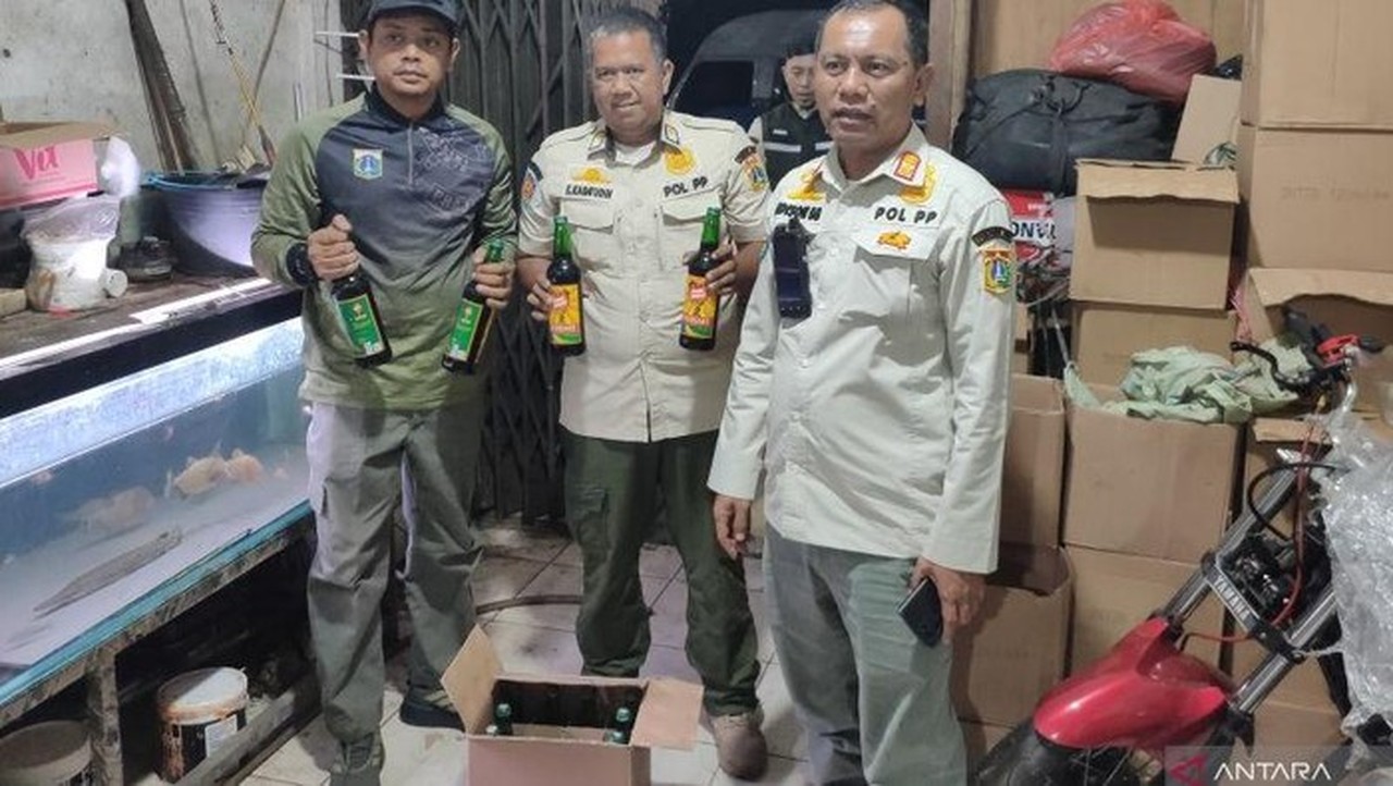Razia Ramadan: Satpol PP Jakarta Barat Sita 2.105 Botol Miras Ilegal di Delapan Kecamatan