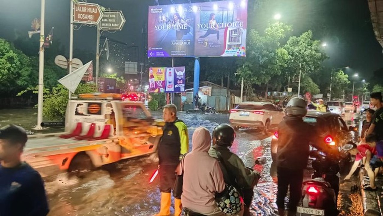 Banjir Kolong Tol Puri Kembangan Lumpuhkan Lalu Lintas Jakarta Barat