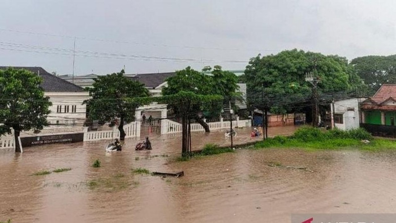 Banjir Bekasi Meluas, 19.408 KK Terpaksa Rayakan Ramadan di Tengah Genangan Air
