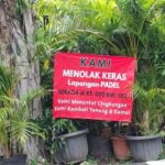 Warga Pulomas Pasang Spanduk Tolak Lapangan Padel, Minta Lingkungan Tenang