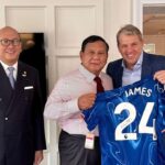 Prabowo Terima Jersey Chelsea dari Pemilik Klub saat Bertemu Pengusaha AS di Washington DC