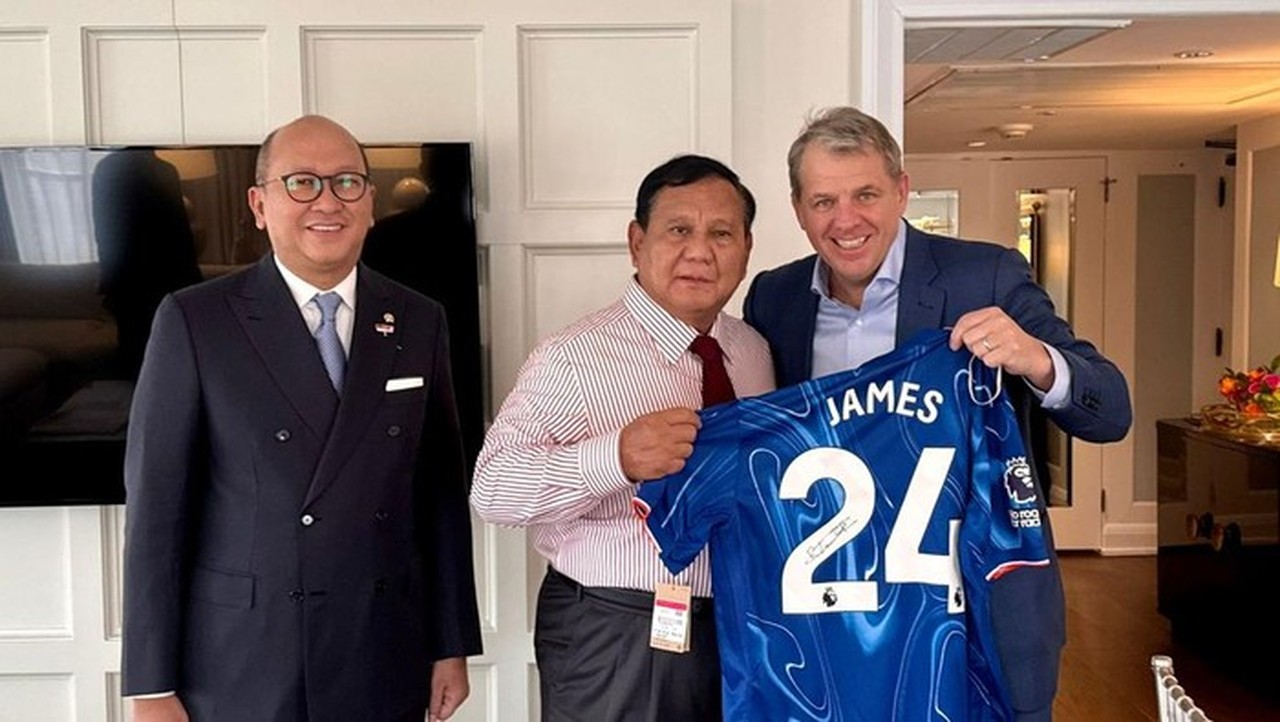 Prabowo Terima Jersey Chelsea dari Pemilik Klub saat Bertemu Pengusaha AS di Washington DC
