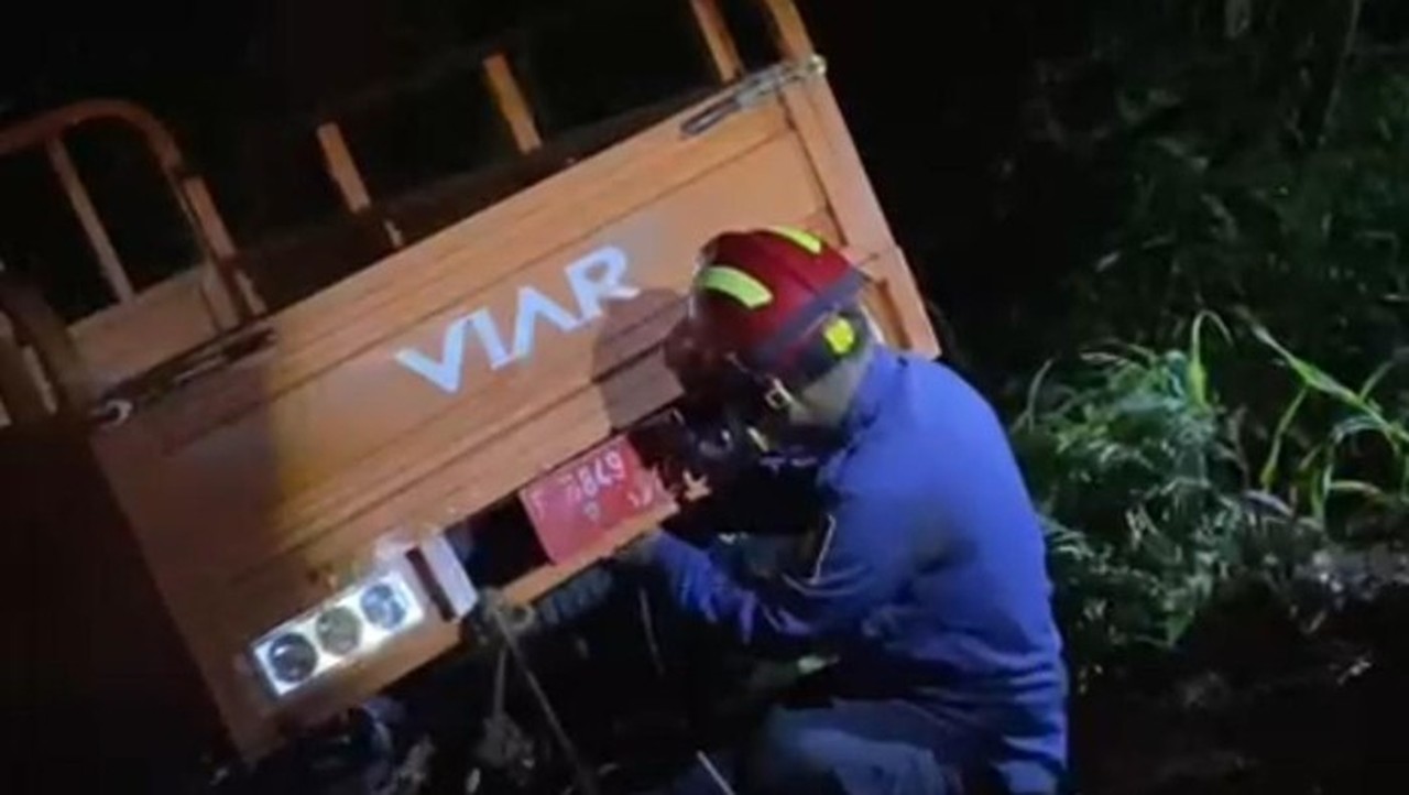 Motor Roda Tiga Tercebur ke Empang di Bogor, Damkar Lakukan Evakuasi Dramatis Motor Roda Tiga Tercebur ke Empang di Bogor, Damkar Lakukan Evakuasi Dramatis