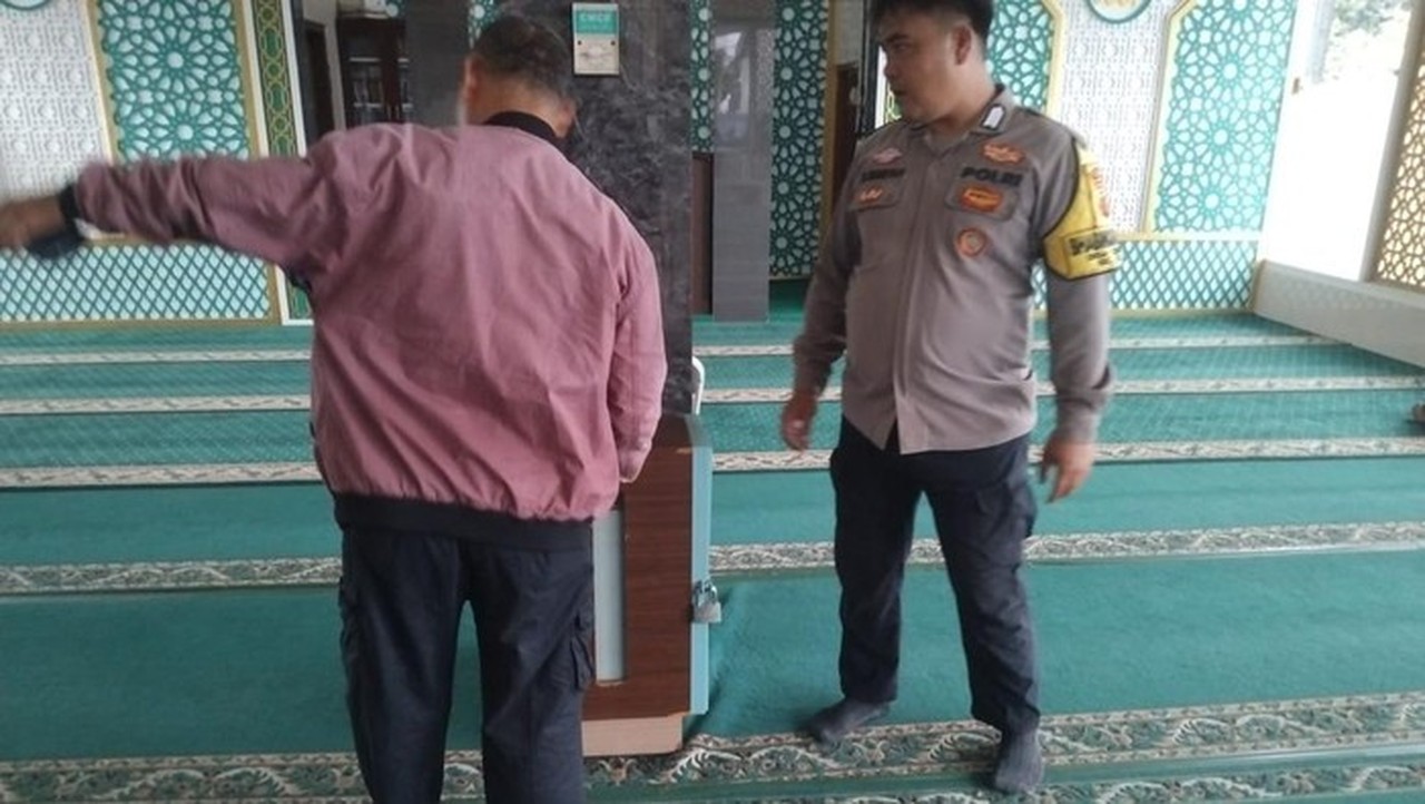 Dua Bandit Terekam CCTV Bobol Kotak Amal Masjid di Parung Bogor Dua Bandit Terekam CCTV Bobol Kotak Amal Masjid di Parung Bogor