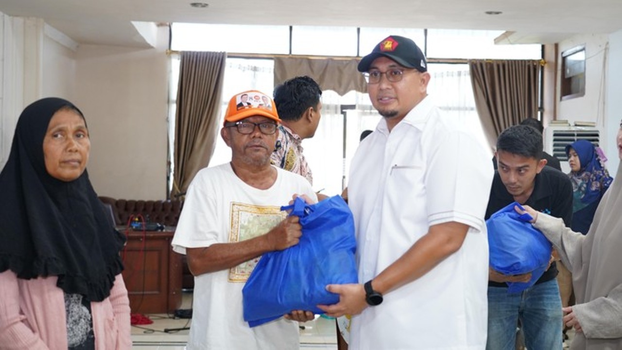 Andre Rosiade Salurkan 5.000 Paket Sembako di Pariaman Sambut Ramadan dan HUT Gerindra