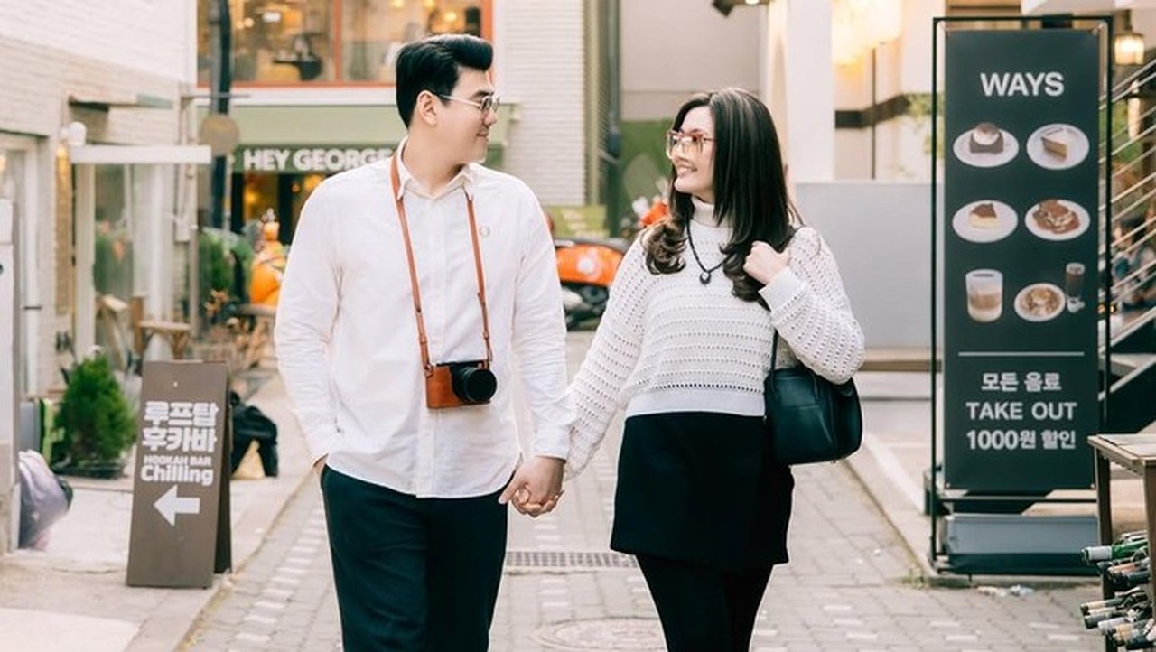 Asty Ananta Curi Perhatian dengan Konten ‘Random’, Kesabaran Suami Jadi Sorotan Netizen Asty Ananta Curi Perhatian dengan Konten ‘Random’, Kesabaran Suami Jadi Sorotan Netizen