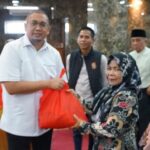 Andre Rosiade Salurkan 1.000 Paket Sembako untuk Warga Lansia di Batang Arau
