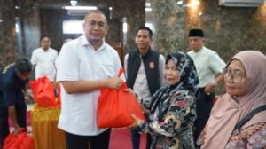 Andre Rosiade Salurkan 1.000 Paket Sembako untuk Warga Lansia di Batang Arau
