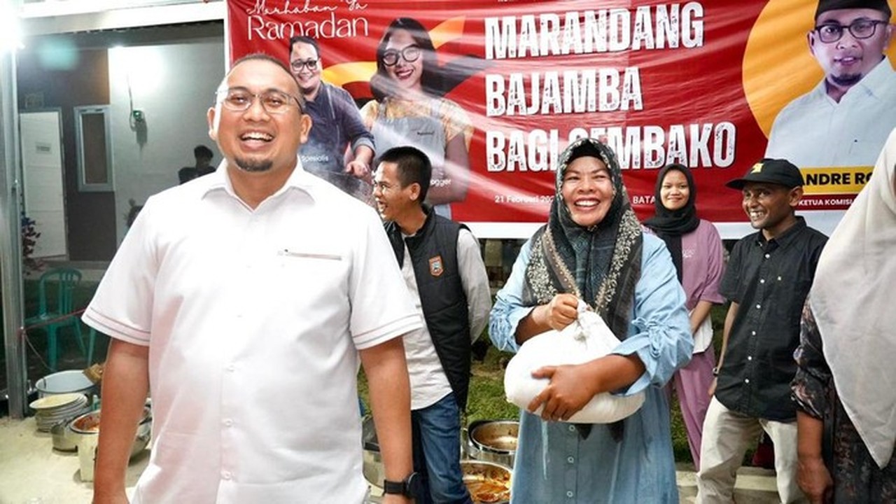 Andre Rosiade dan Chef Magdalena Berbagi Kebersamaan Lewat Marandang di Huntara Batang Anai Andre Rosiade dan Chef Magdalena Berbagi Kebersamaan Lewat Marandang di Huntara Batang Anai