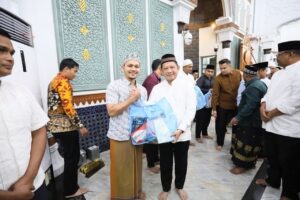 Mendagri Tito Karnavian Tinjau Bencana Aceh, Salurkan Bantuan di Banda Aceh Usai Salat Subuh