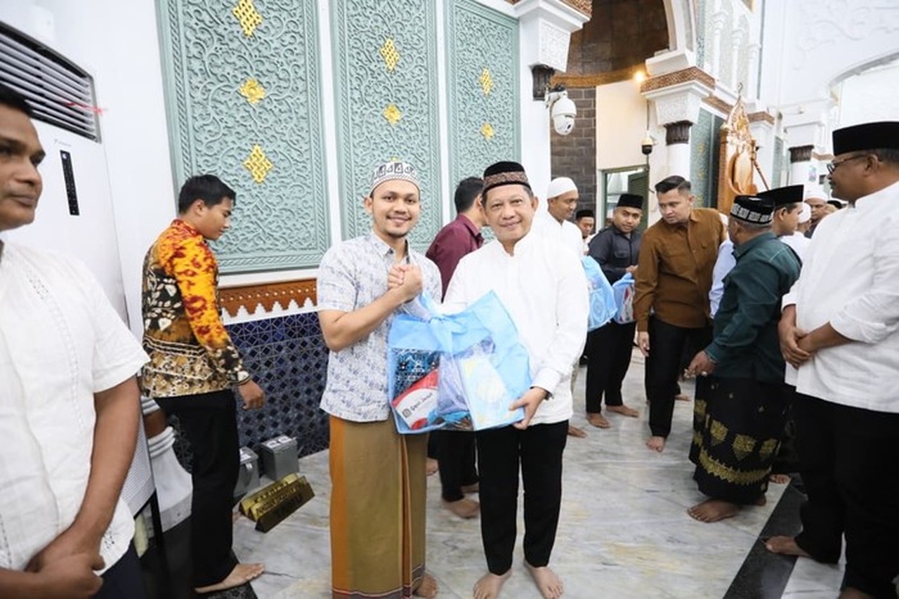 Mendagri Tito Karnavian Tinjau Bencana Aceh, Salurkan Bantuan di Banda Aceh Usai Salat Subuh