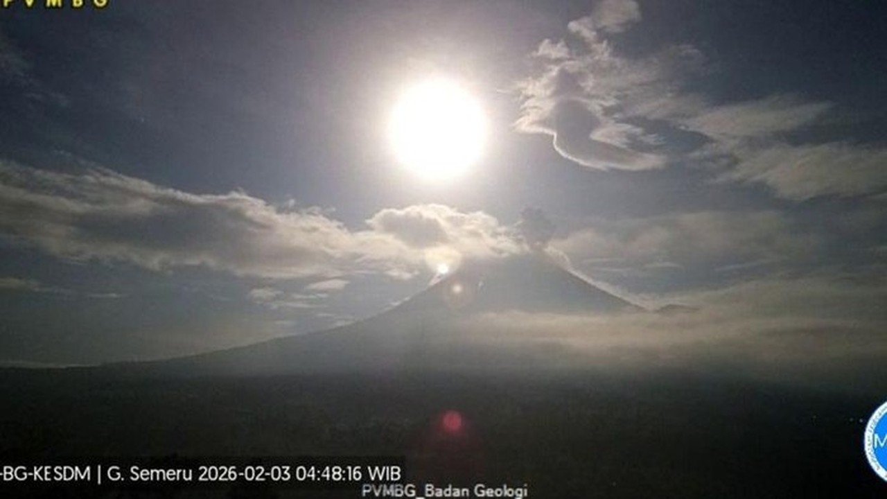 Gunung Semeru Kembali Erupsi, Kolom Abu Capai 700 Meter di Atas Puncak Gunung Semeru Kembali Erupsi, Kolom Abu Capai 700 Meter di Atas Puncak