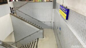 Akses Tangga Stasiun Depok Baru Keluhkan Warga: Sangat Tidak Ramah Lansia dan Disabilitas