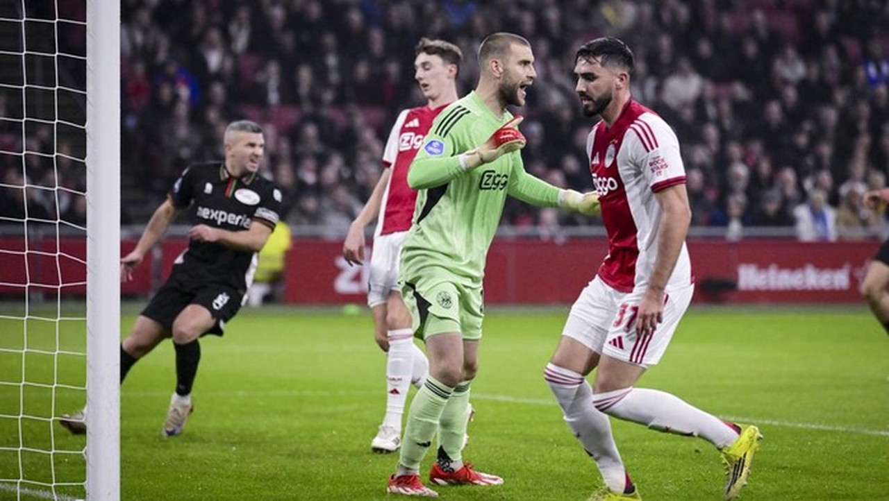 Maarten Paes Puas Debut di Ajax Meski Merasa Belum di Performa Puncak