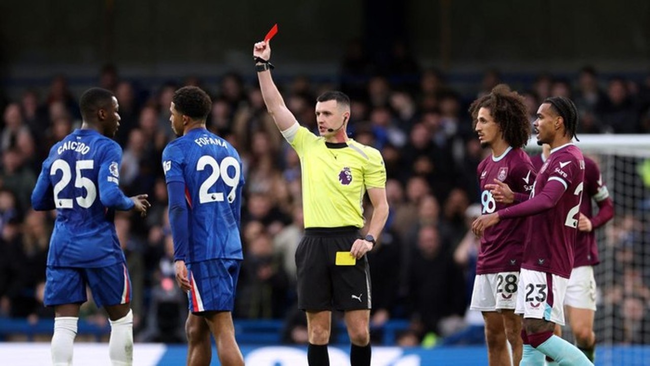 Chelsea Kembali Buang Poin dan Koleksi Kartu Merah di Kandang Sendiri