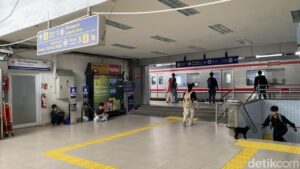 Warga Keluhkan Stasiun Depok Baru Tak Ramah Disabilitas dan Lansia, Minta Fasilitas Lift