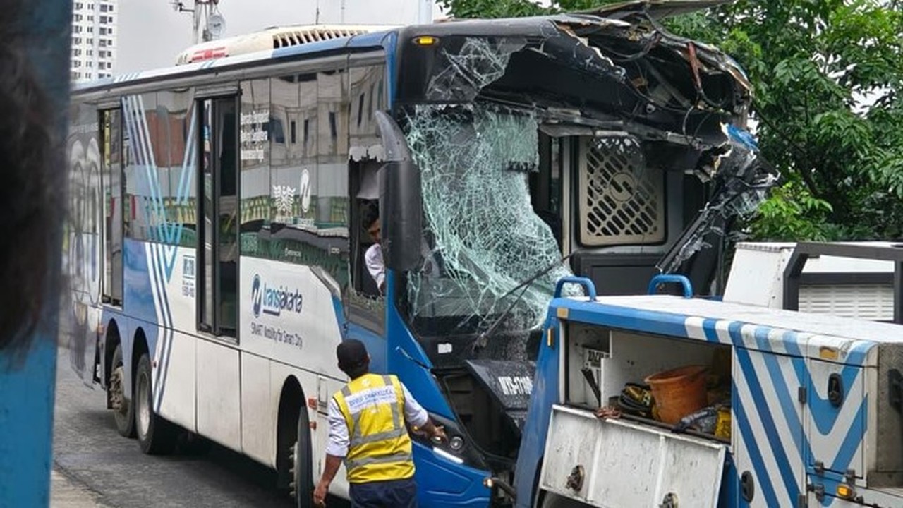 Sopir TransJ Tertidur, Bus Tabrakan di Jalur Langit Koridor 13 Jakarta Selatan Sopir TransJ Tertidur, Bus Tabrakan di Jalur Langit Koridor 13 Jakarta Selatan