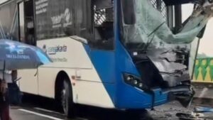 Tabrakan Adu Banteng TransJ di Koridor 13 Cipulir, 23 Penumpang Terluka, 2 Patah Tulang