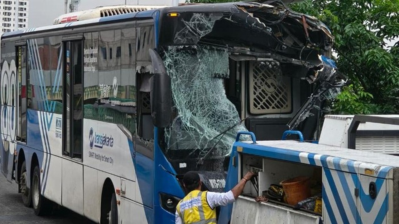 Dua Bus Transjakarta Tabrakan di Koridor 13 Arah Cipulir, Penumpang Dievakuasi