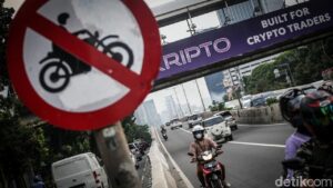 Gerombolan Pemotor Rusak Portal JLNT Casablanca untuk Konten, Polisi Buru Pelaku