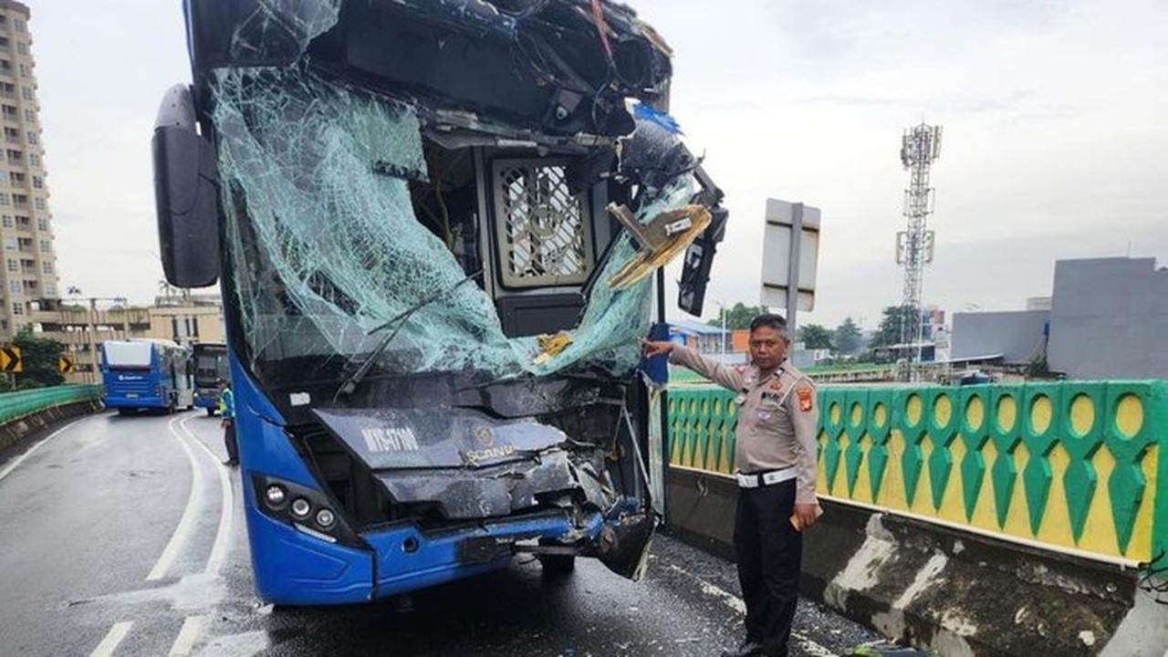 Sopir Tertidur, Dua Bus Transjakarta Adu Banteng di Jalur Langit Koridor 13, 24 Luka Sopir Tertidur, Dua Bus Transjakarta Adu Banteng di Jalur Langit Koridor 13, 24 Luka