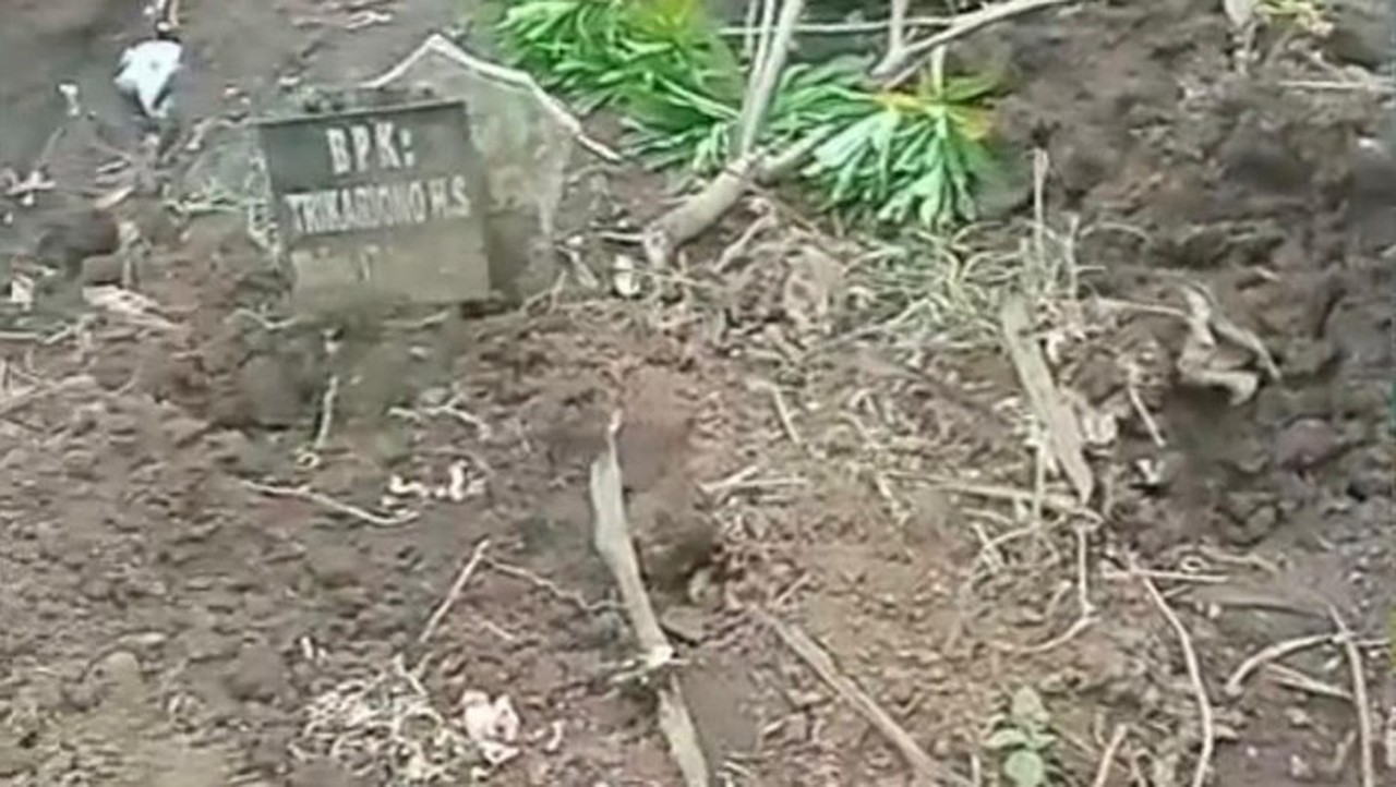 Puluhan Makam Berantakan di Batu, Juru Kunci Mengaku Menggeser Nisan Tanpa Izin Puluhan Makam Berantakan di Batu, Juru Kunci Mengaku Menggeser Nisan Tanpa Izin