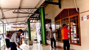 Polres Kepulauan Seribu Gelar Aksi Bersih-Bersih Masjid Dukung Program Bang Jasri