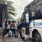 Tanpa Halte, Penumpang TransJ B41 Bekasi Terpaksa Antre di Pinggir Jalan