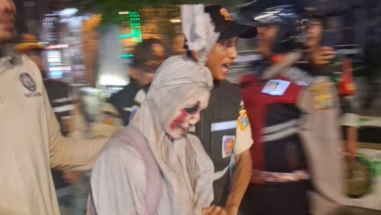 Operasi Pekat Jakarta Utara: 32 Pemerlu Jalanan Terjaring, Termasuk Pengamen Pocong dan Pak Ogah