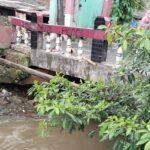 Fondasi Jembatan Kampung Pulo Depok Rusak, Warga Cemas Menanti Perbaikan Segera