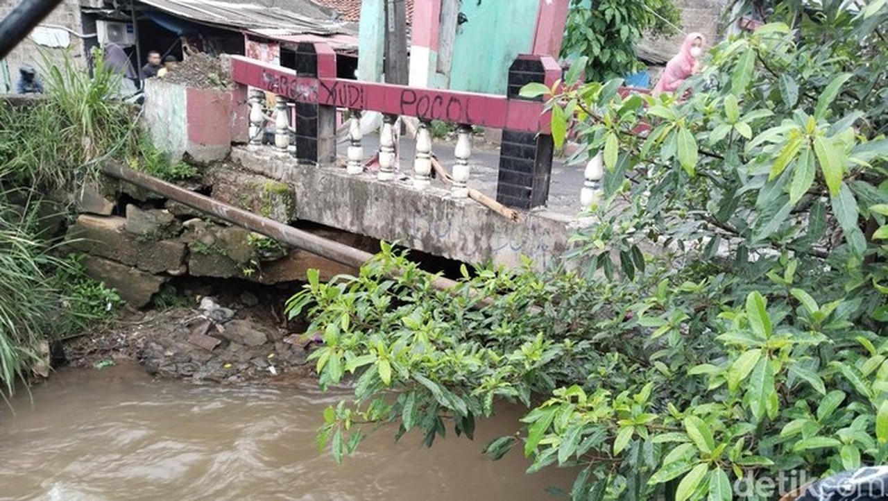 Fondasi Jembatan Kampung Pulo Depok Rusak, Warga Cemas Menanti Perbaikan Segera Fondasi Jembatan Kampung Pulo Depok Rusak, Warga Cemas Menanti Perbaikan Segera