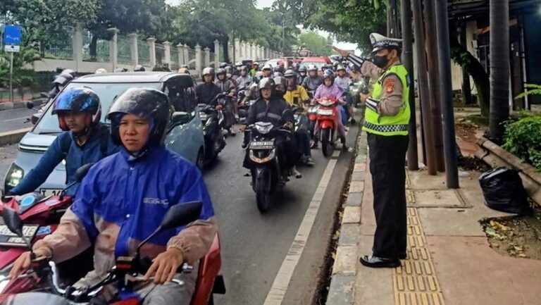 Proyek Galian PDAM Sebabkan Kepadatan Lalu Lintas di Pasar Rebo, Jakarta Timur Proyek Galian PDAM Sebabkan Kepadatan Lalu Lintas di Pasar Rebo, Jakarta Timur
